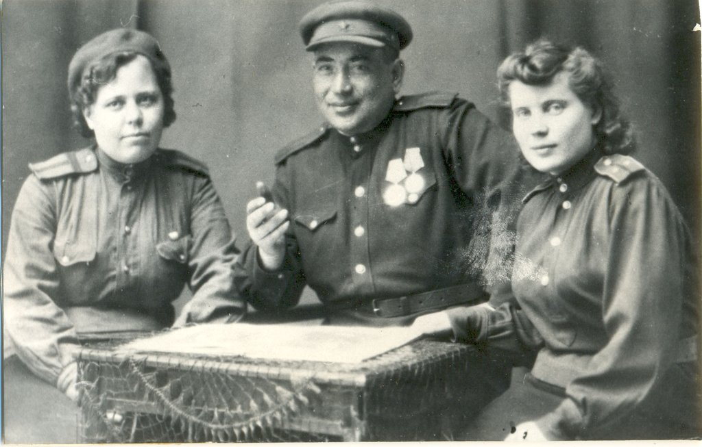 Валерия Маслова (на снимке слева) – санинструктор кавалерийского полка. Неизвестный фотограф