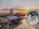 На оборотной стороне монеты — рельефное изображение здания городской администрации и герба Екатеринбурга. Фото: пресс-служба Банка России