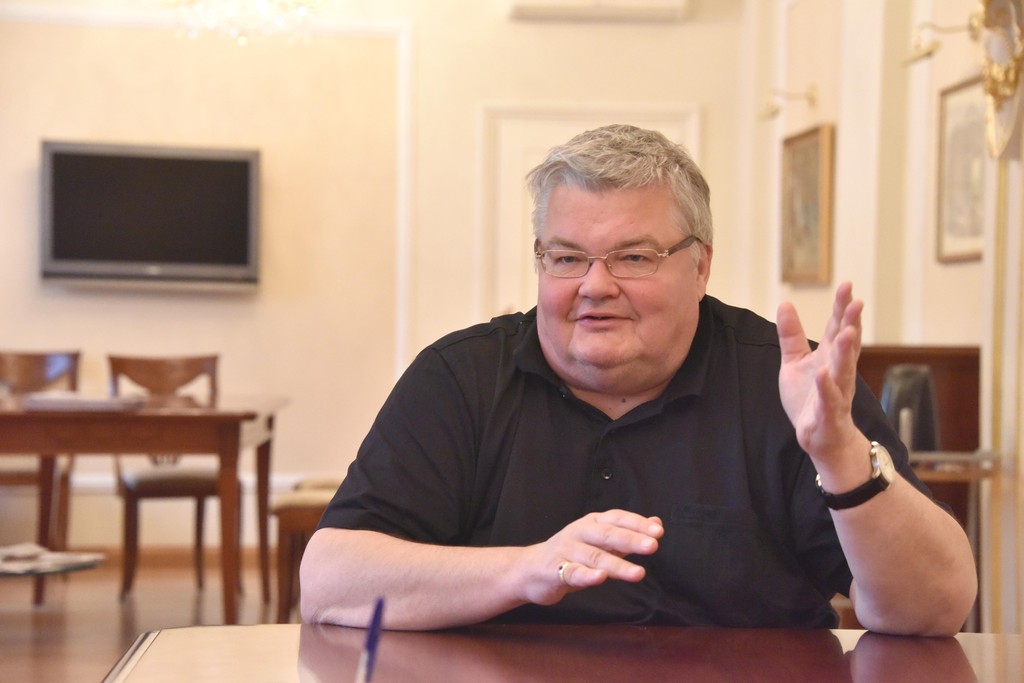 Скрипач-виртуоз Сергей Стадлер на интервью в Екатеринбурге