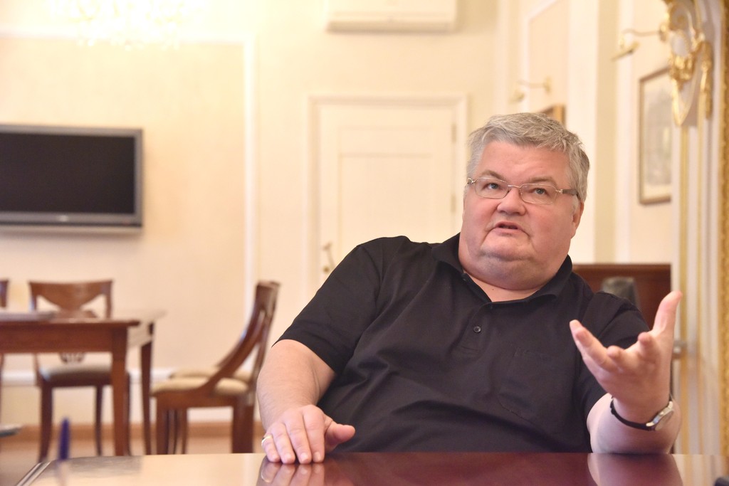 Скрипач-виртуоз Сергей Стадлер на интервью в Екатеринбурге