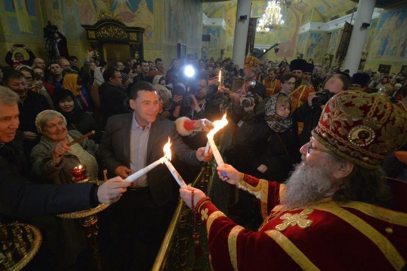 Евгенйи Куйвашев зажёг свечу от Благодатного огня