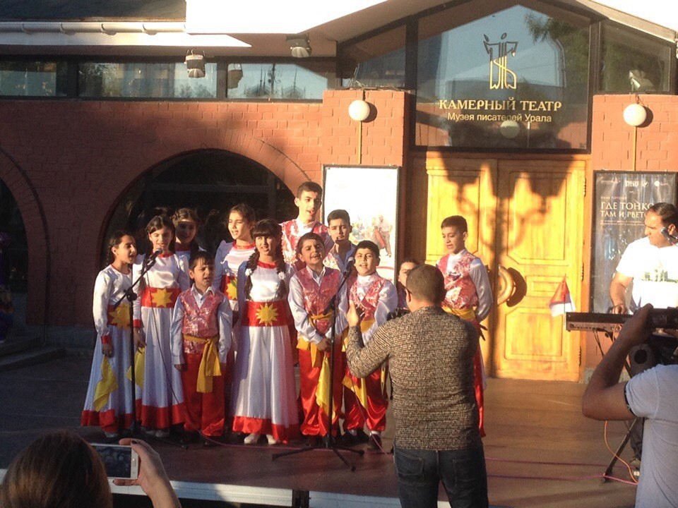 На уральской ночи музыки на сцене возле Камерного театра малый народ незиды исполняет свои песни