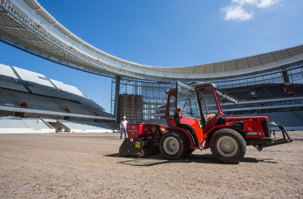 Сертифицированную ФИФА траву из Нидерландов на Центральном стадионе в Екатеринбурге засевают на тракторах Antonio Carraro из Италии