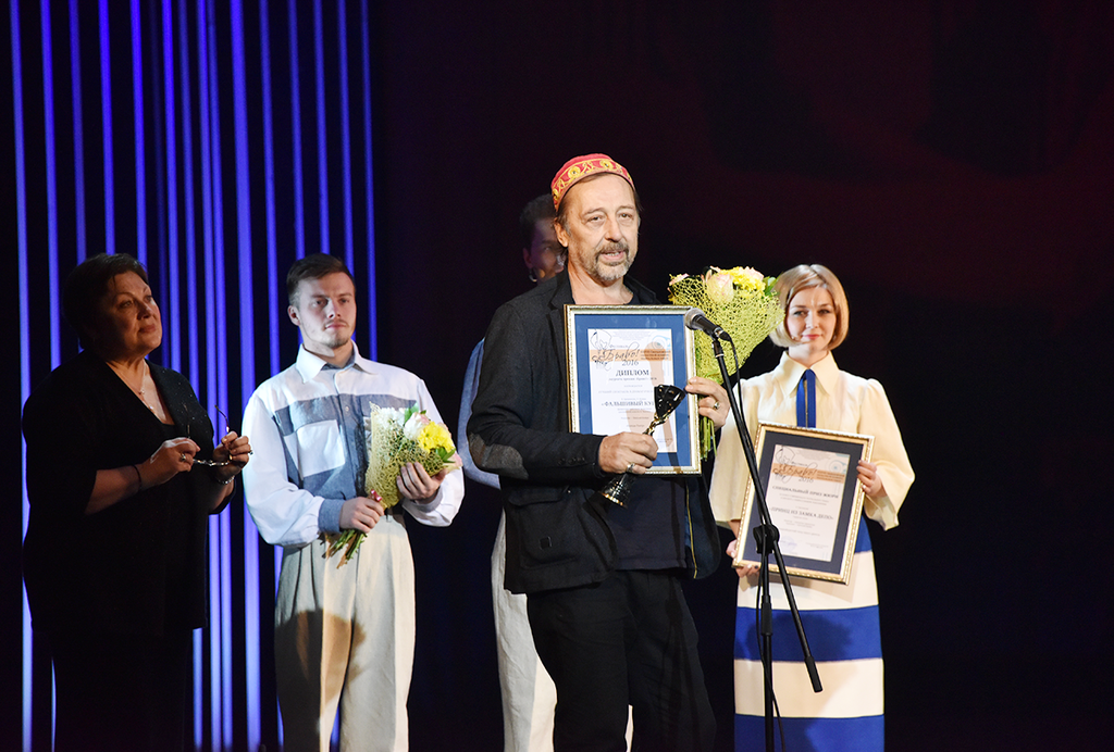 Николай Коляда получает премию фестиваля Браво - 2017
