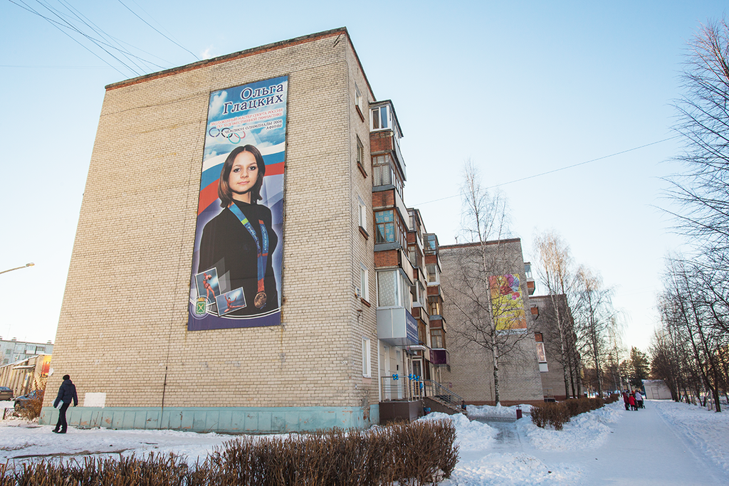 Билборды с изображением олимпийцев на улице Ленина в городе Лесном
