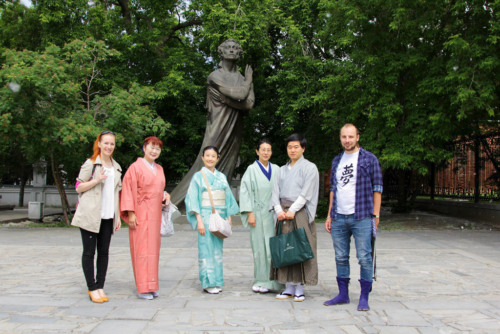 Туристы из Токио у памятника Пушкину в Екатеринбурге