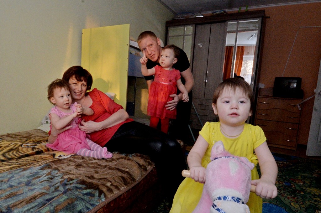 Марина Слёзкина с мужем Иваном и детьми тройняшками