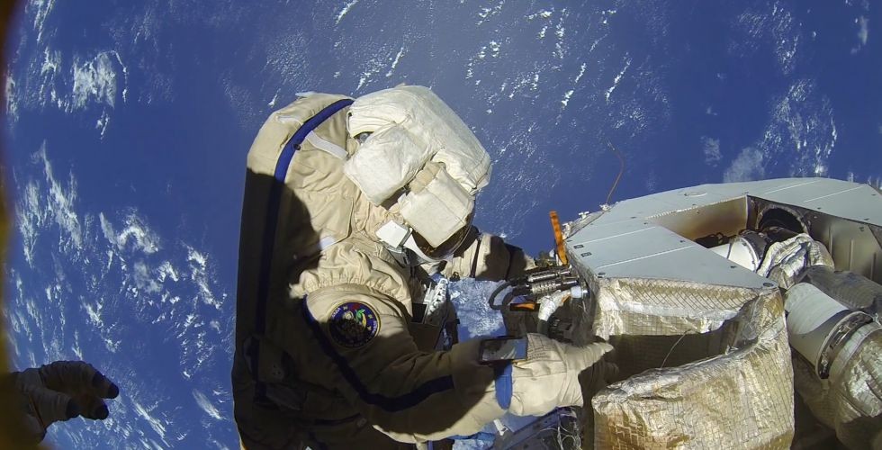 Рекордный выход в открытый космос российских космонавтов