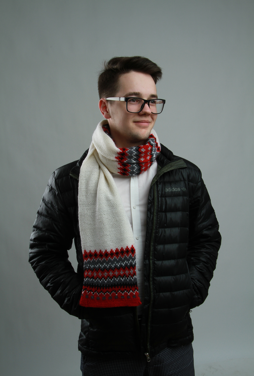 Студент РАНХиГС Дмитрий Кияченко в качестве модели демонстрирует стильный мужской шарф из «Бабушкиного чулана»