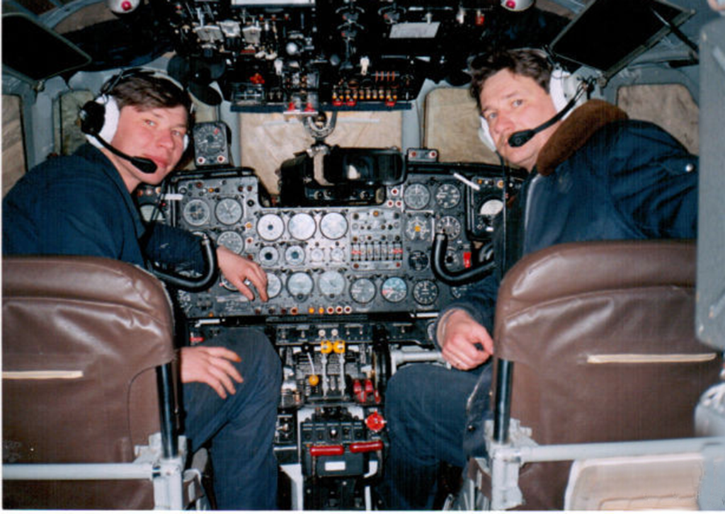 Во время аварии на ядерном полигоне на Новой Земле Сергей Гребенников (справа) был пилотом вертолёта МИ-8