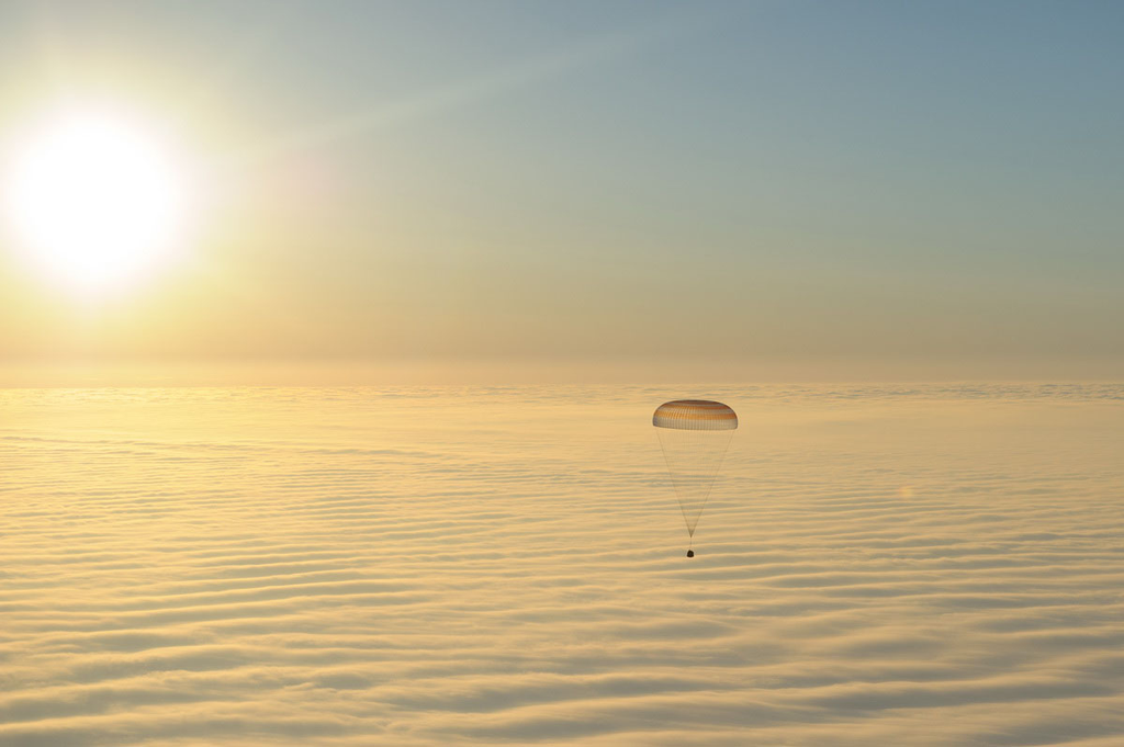 парашют спускаемого аппарата виден с земли с высоты 3 000 тысячи метров