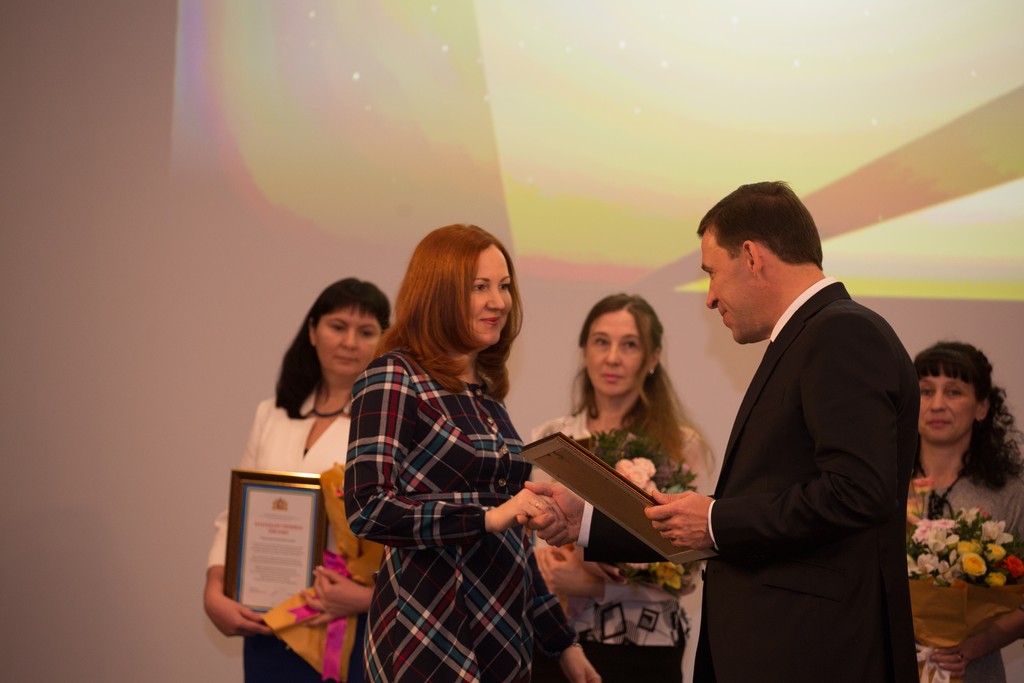 Евгений Куйвашев вручает награду Светлане Шведовой из Новоуральска