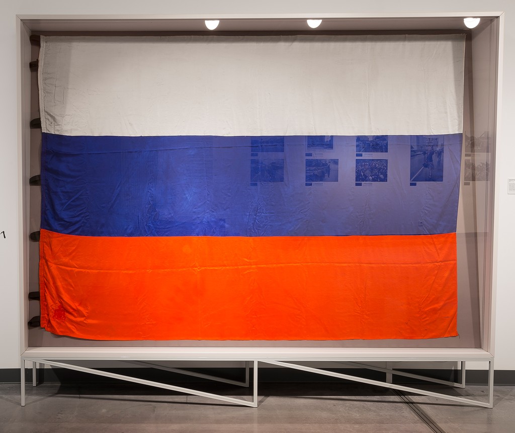 Флаг России, впервые официально поднятый над Домом Советов РСФСР