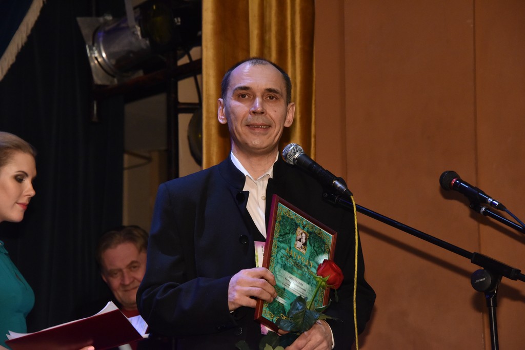 Альберт Зинатуллин получает Бажовскую премию в номинации "Мастер. Поэзия"