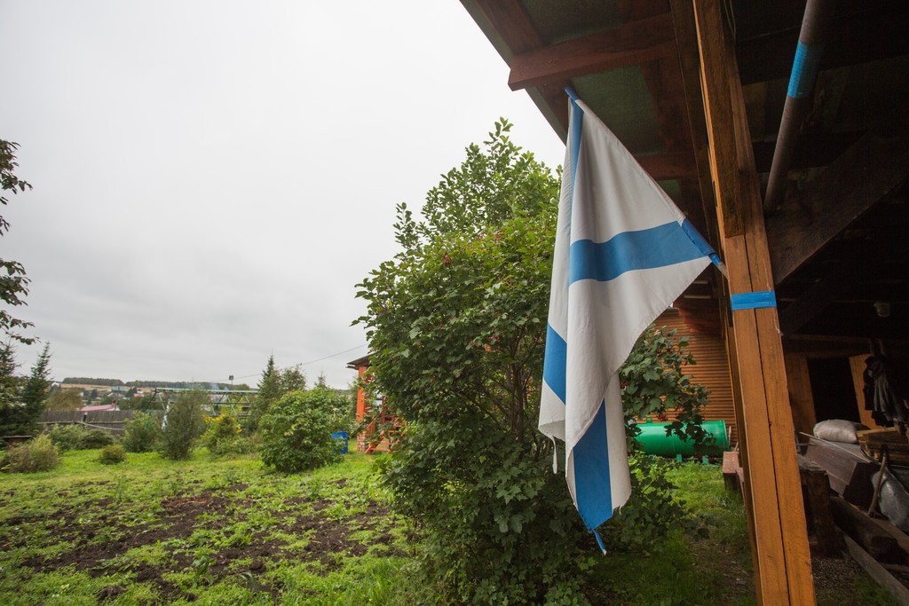 Андреевский флаг у Юрия Казарина на даче в деревне