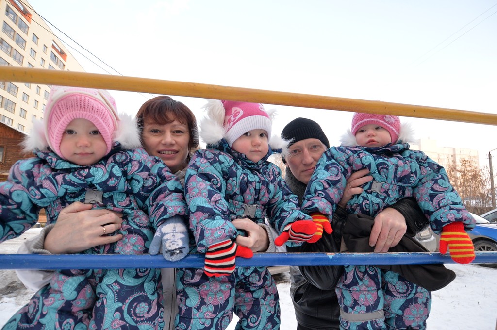 Марина Слёзкина с мужем Иваном и детьми тройняшками