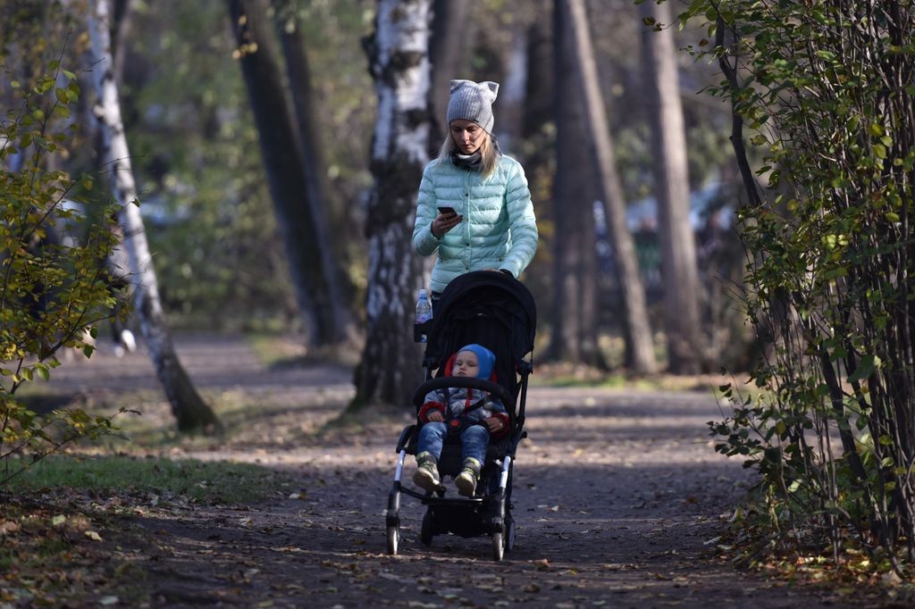 Осень в Екатеринбурге. Ребенок в коляске