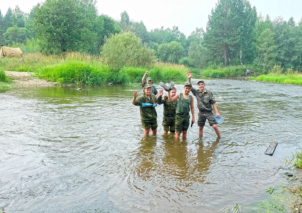 Переходить вброд прохладную реку в жару - одна из многих радостей кадетов-казаков в летнем лагере.