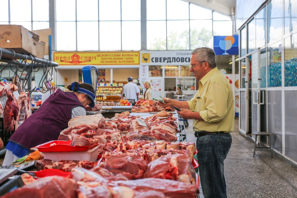Продажа мяса на Шарташском рынке