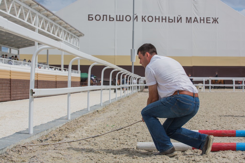 Подготовка маршрута соревнований по конкуру CSI 2* курс-дизайнером Дмитрием Мазовым из Санкт-Петербурга