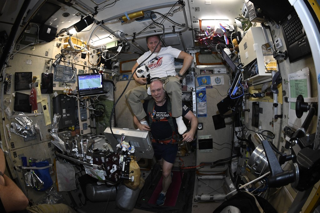 Космонавты на МКС играют в футбол, Олег Артемьев
