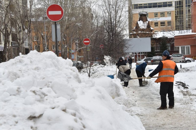 Даже если дворники убирают снег с пешеходных дорог, не факт, что его скоро увезут оттуда. Фото: Алексей Кунилов