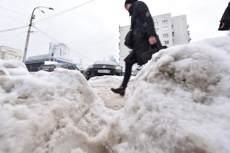 Даже на центральных улицах после уборки снега остаются сугробы. Фото: Алексей Кунилов
