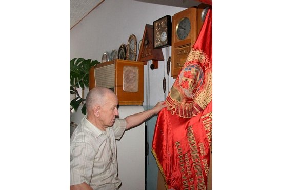 Арий Антропов называет себя «советским солдатом навсегда» и хранит  Красное знамя в знак верности Родине. Фото: dialogweb.ru