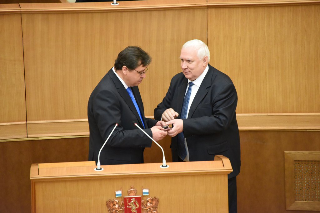 Депутата Александра Норицина (слева) привели к присяге,  после чего вручили удостоверение и значок. Фото: Алексей Кунилов.