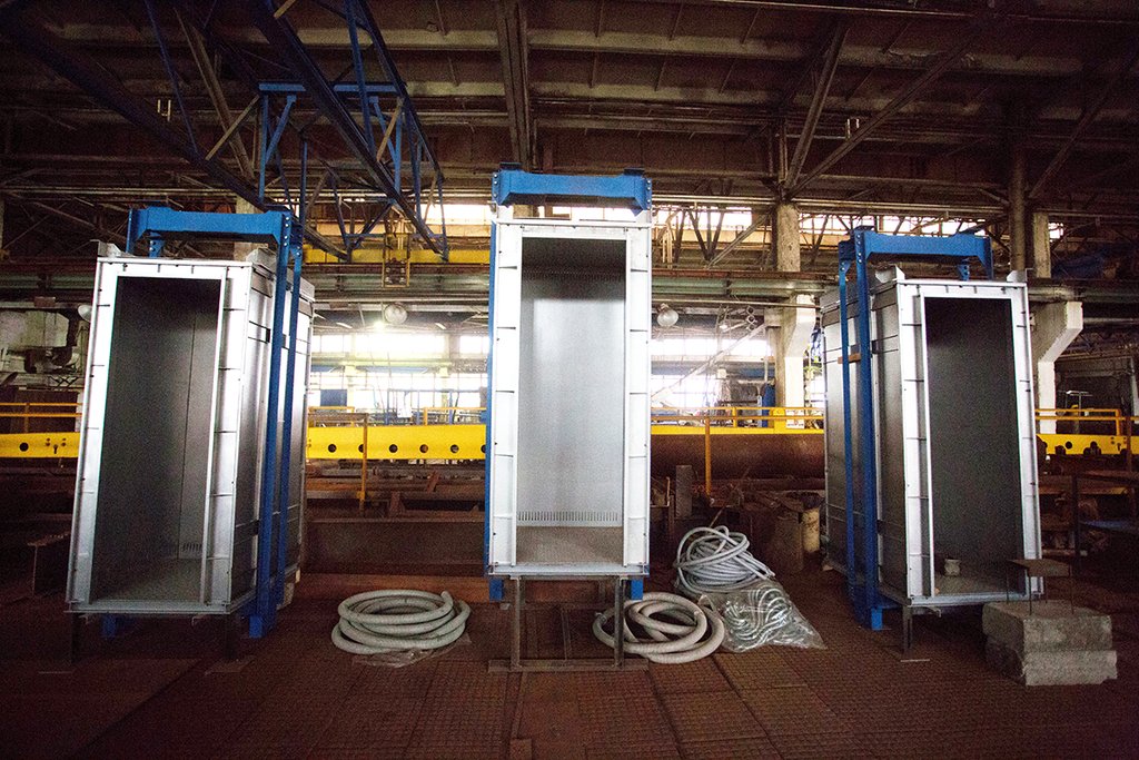 По словам Дмитрия Кравца, пышминские лифты вполне могут составить конкуренцию импортному оборудованию. Фото: Владимир Мартьянов