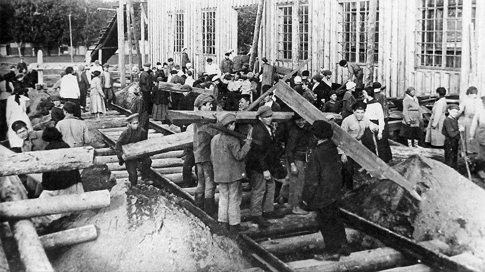Участники первого екатеринбургского субботника занимались расчисткой железнодорожных путей