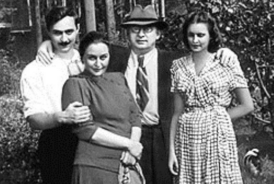 В центре — Лаврентий Берия с женой Ниной, слева — Серго Берия, крайняя справа — его жена Марфа