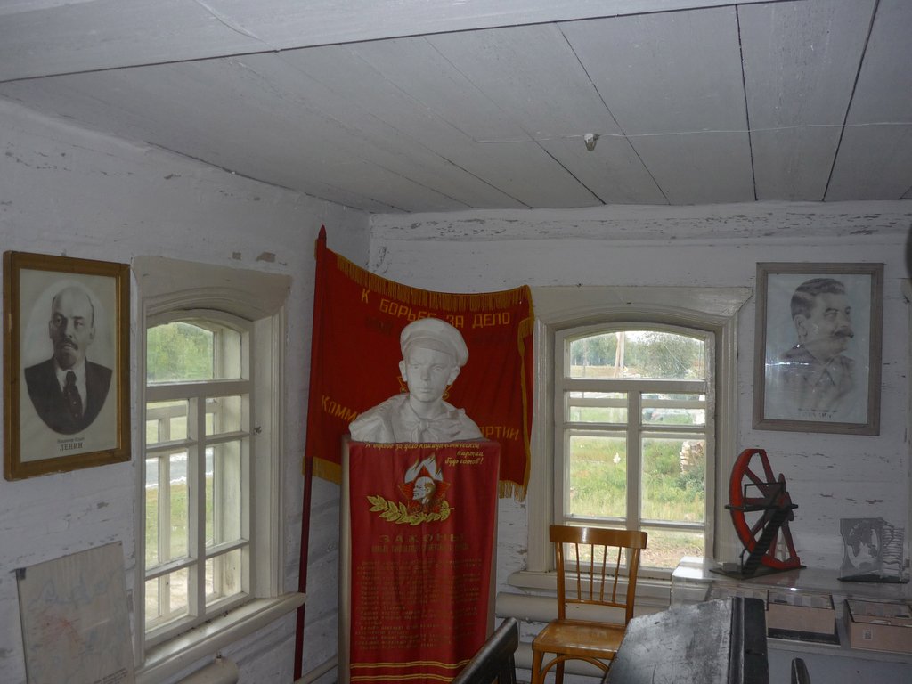 Бюст в две натуральные величины между портретами Ленина и Сталина до сих пор украшает гостиную музея. Фото автора.