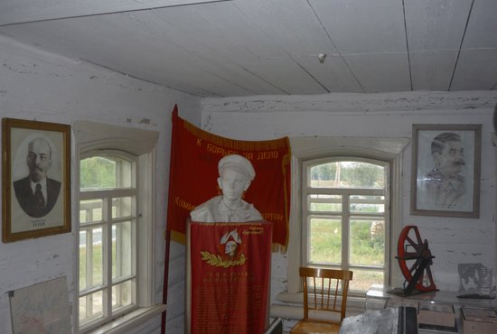 Бюст в две натуральные величины между портретами Ленина и Сталина до сих пор украшает гостиную музея. Фото автора.