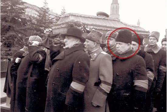 Хрущёв (в кружке) хоронил Сталина дважды: в 1953 году — в буквальном смысле, а в 1956-м — в переносном. Неизвестный фотограф