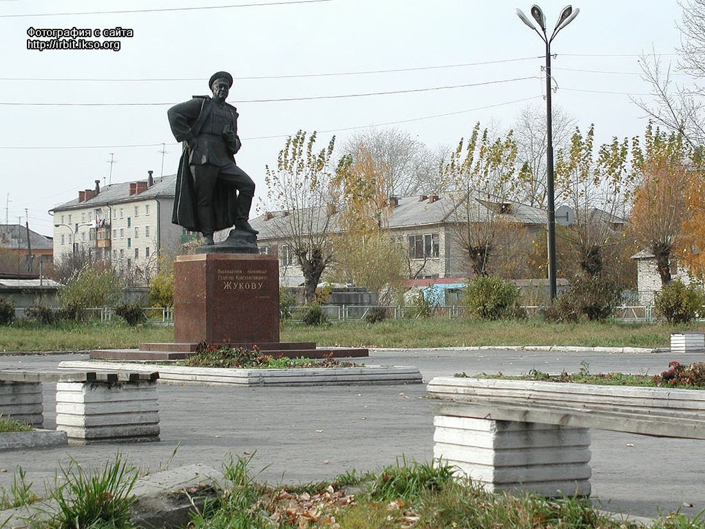Памятник Г. К. Жукову в Ирбите. Скульптор Л. Кербель. Высота фигуры – три метра. Открыт 21 июля 1994 года. Фото: irbit.ikso.org