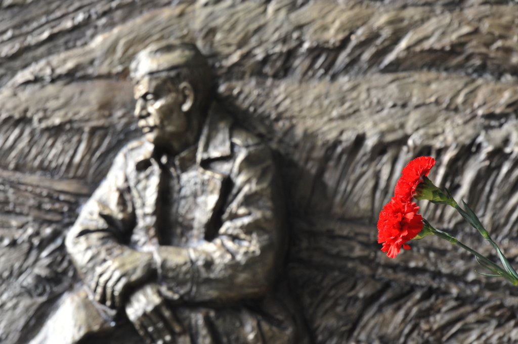 Живые цветы – простому солдату на выступе геральдической ленты Широкореченского мемориала. Фото: Александр Зайцев.
