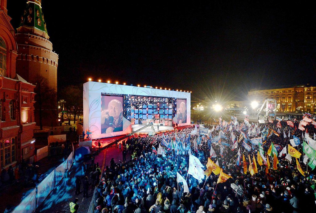 Вечером 18 марта на Манежной площади в центре Москвы сразу после оглашения результатов президентских выборов прошёл митинг, на котором выступил Владимир Путин. Фото: kremlin.ru