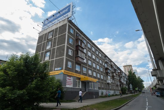 Та самая «десятиэтажка» до сих пор стоит в Екатеринбурге на улице Московская, 82. Фото: Александр Исаков.