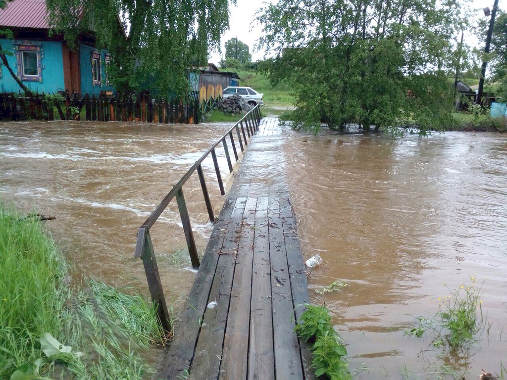Июньский «паводок» в посёлке Махнёво едва не смыл мост. Фото: «Алапаевская искра»