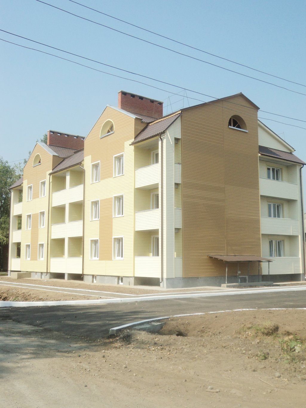 Нынешним летом этот дом в Карпинске заселили переселенцы из аварийного жилья. Фото автора.