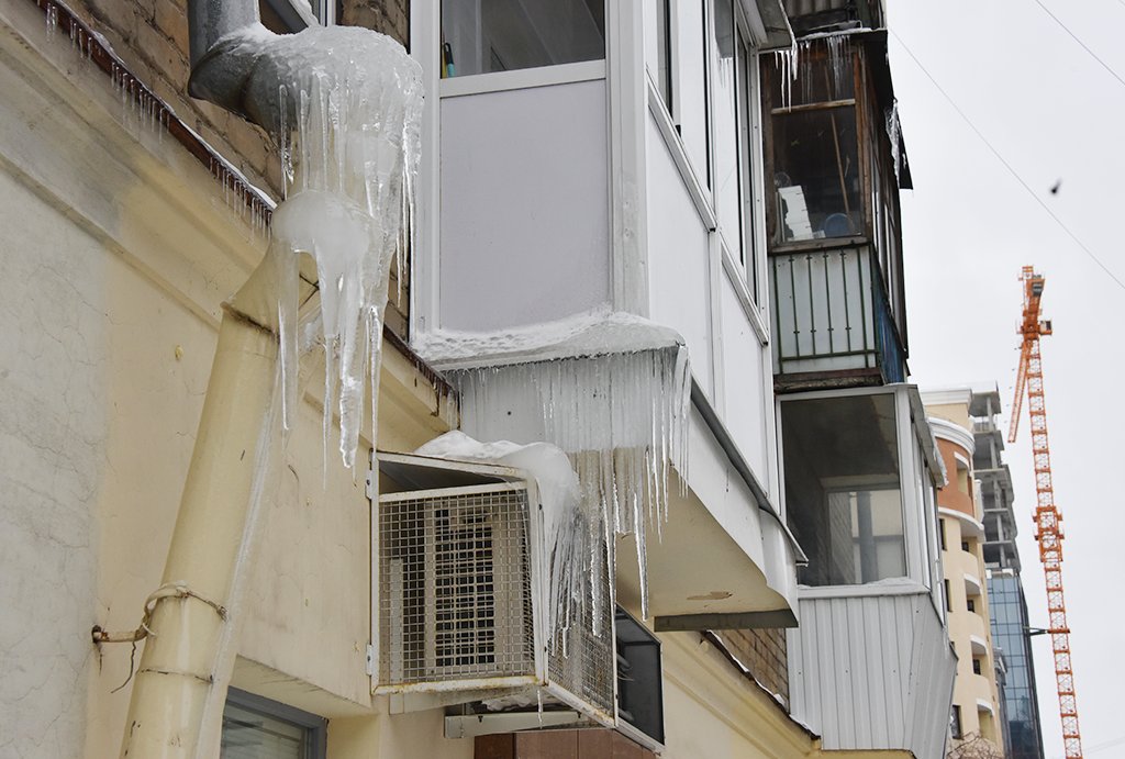 В Екатеринбурге чуть ли не каждый дом, построенный до 90-х годов, — пример того, как балконное остекление противоречит изначальному архитектурному облику здания. Фото: Алексей Кунилов