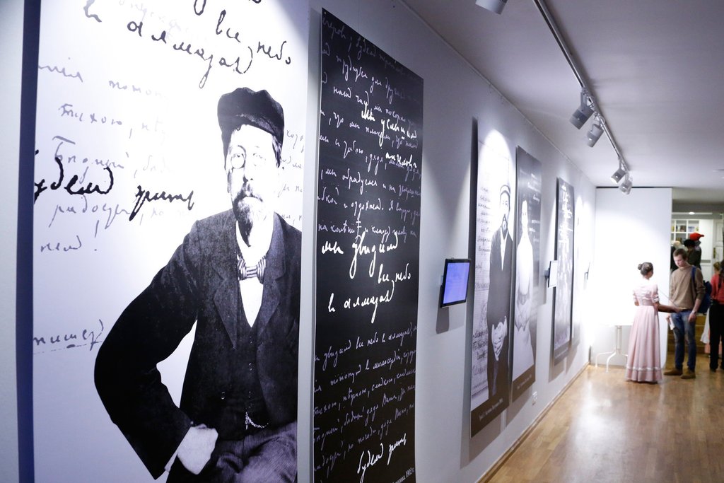 В Доме-музее  Д.Н. Мамина-Сибиряка гостей встречали три диптиха под общим названием  «Чёрный квадрат Чехова», посвящённые уральским мытарствам писателя. Неизвестный фотограф