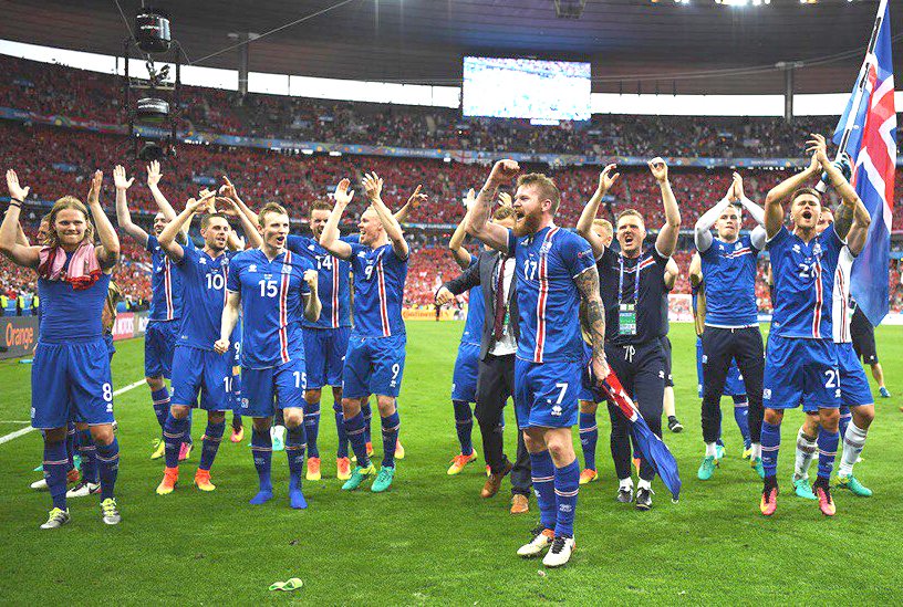 Исландские футболисты благодарят своих болельщиков  за поддержку. Как тут не вспомнить аршавинское: «То, что мы не оправдали ваши ожидания, - это не наши проблемы». Фото: vc.com