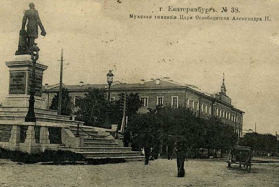 1913-1917 годы. Открытка №38, выпущенная агентством А. Суворина. На крыше гимназии – крест. При гимназии действовала своя церковь.
