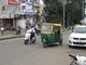 На делийских дорогах самые популярные виды транспорта — мопед, рикша и автомобиль. Фото: Ольга Кошкина