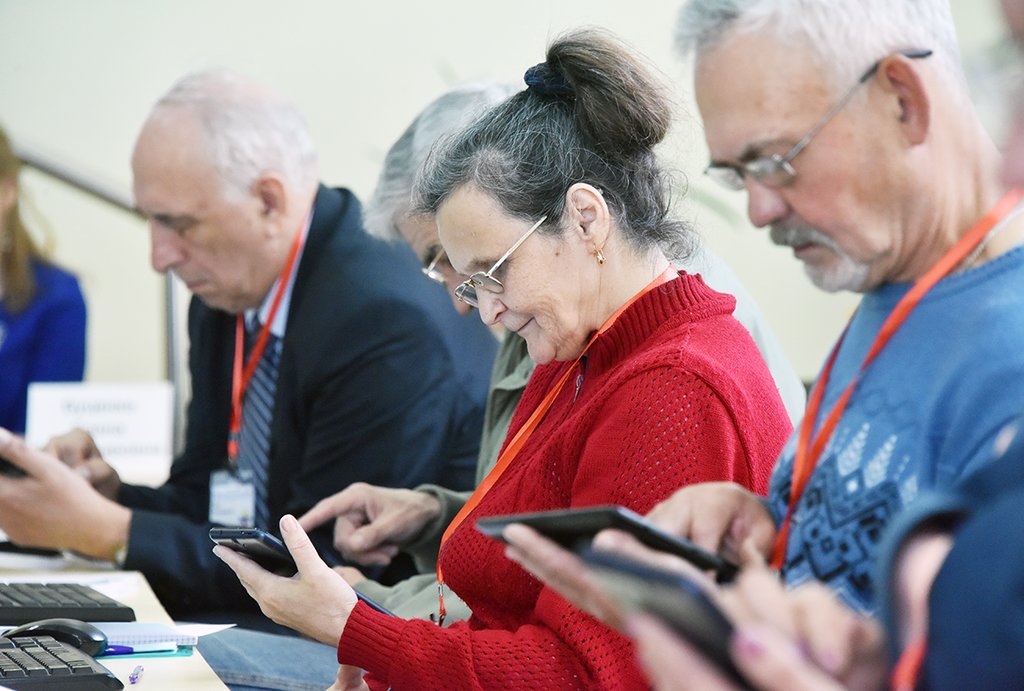 Пенсионеры охотно садятся за компьютер, открывая для себя целый мир. Фото: Алексей Кунилов
