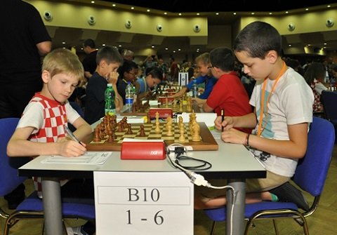 Тагильчанин Володар Мурзин (слева) победил в своём турнире, набрав в девяти партиях по швейцарской системе 7,5 очка. Фото: chess66.ru