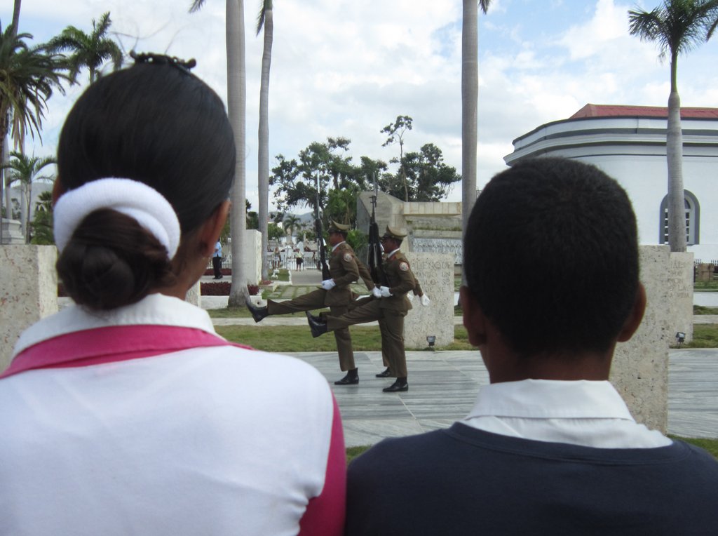 На могиле национального героя Кубы Хосе Марти в городе Сантьяго-де-Куба смена почётного  караула происходит каждые полчаса. Фото Василия Вохмина