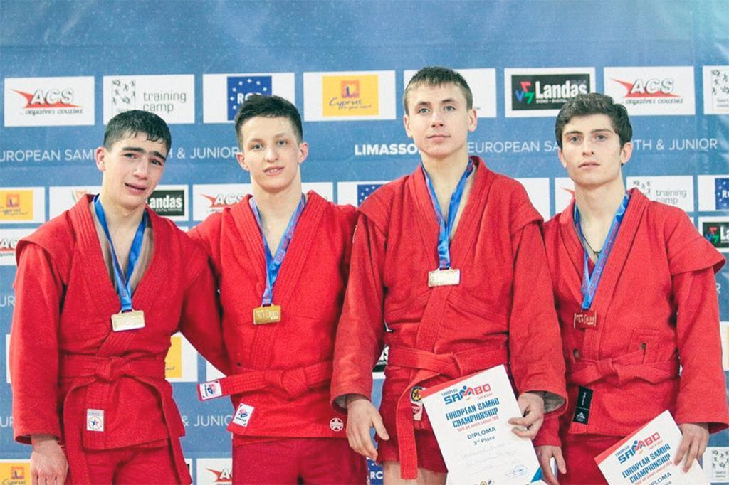 Евгений Ерёмин (второй слева) завоевал золотую медаль первенства Европы по самбо. Фото: Пресс-служба Свердловской федерации самбо